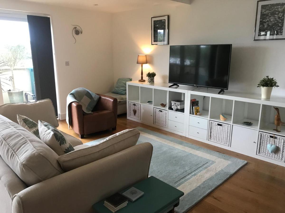 Modern Apartment With Stunning Views, Close To Amenities And St Ives เฮล ภายนอก รูปภาพ